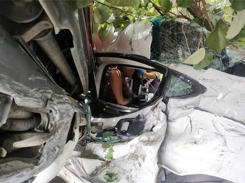 水泥預拌車與自小客車擦撞，水泥預拌車翻覆，包括水泥預拌車駕駛、自小客車駕駛及副駕乘客3人受傷，自小客車車體嚴重變形，乘客一度受困車內，由消防人員動用破壞器材救出。（圖／民眾提供）