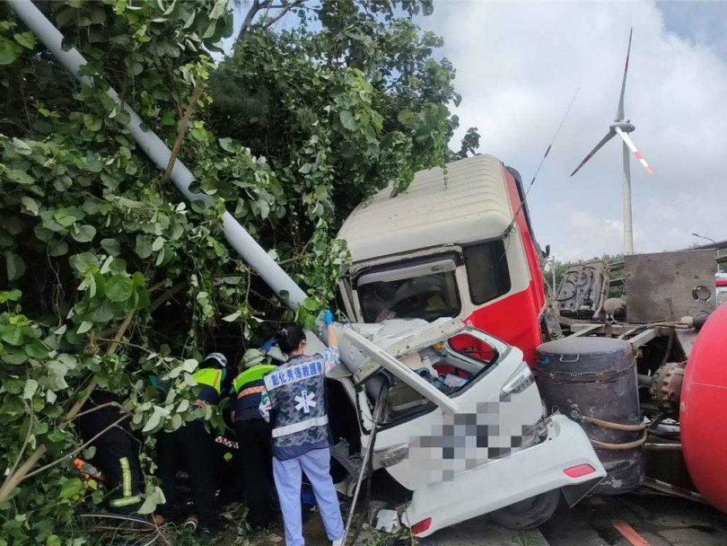水泥預拌車與自小客車擦撞，水泥預拌車翻覆，包括水泥預拌車駕駛、自小客車駕駛及副駕乘客3人受傷，自小客車車體嚴重變形，乘客一度受困車內，由消防人員動用破壞器材救出。（圖／民眾提供）