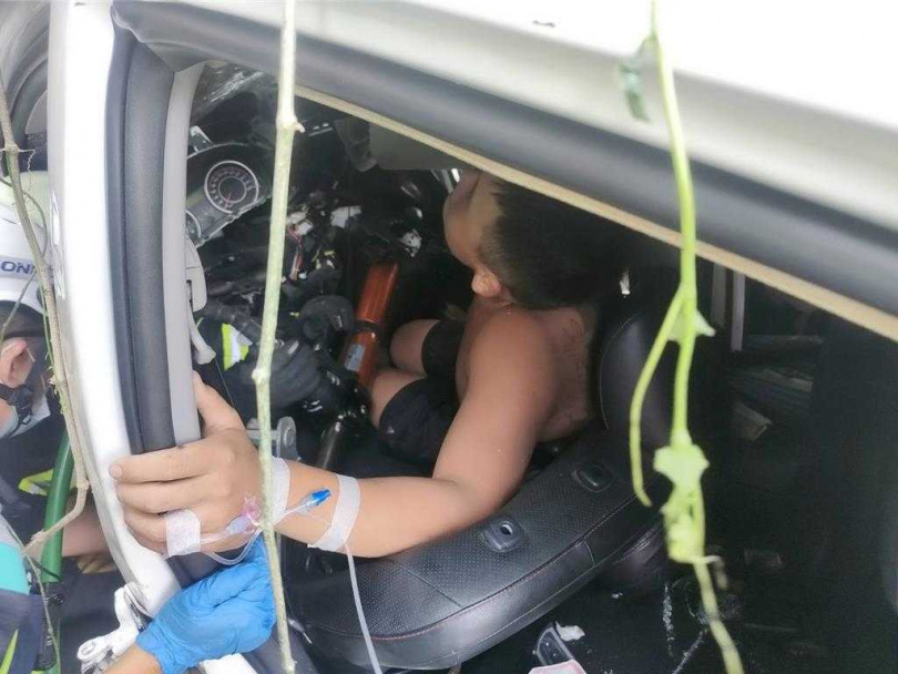 水泥預拌車與自小客車擦撞，水泥預拌車翻覆，包括水泥預拌車駕駛、自小客車駕駛及副駕乘客3人受傷，自小客車車體嚴重變形，乘客一度受困車內，由消防人員動用破壞器材救出。（圖／民眾提供）