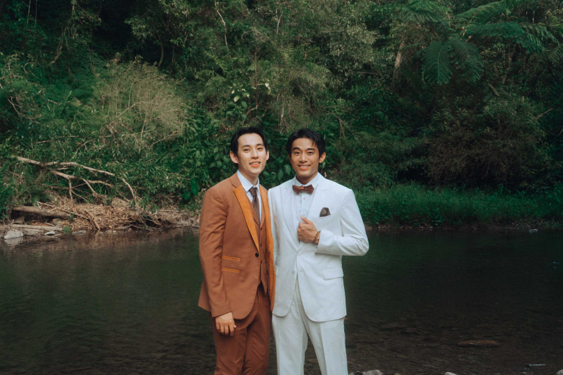 初孟軒與徐鈞浩飾演性格迥異的夫夫。（圖／公視+提供）