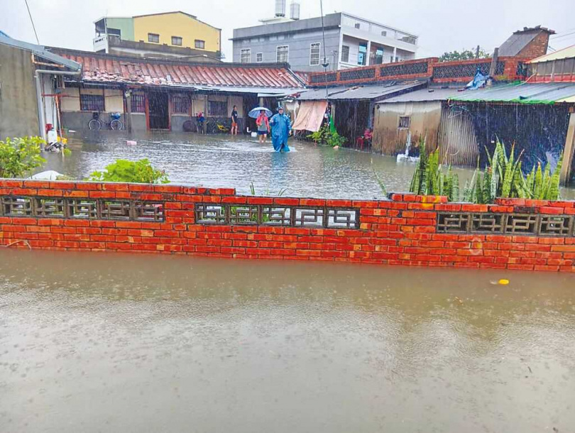 雲林縣水林鄉部分村落淹水逾30公分，公所28日上午宣布停止上班、上課，縣長張麗善前往勘災。（圖／中國時報張朝欣攝）