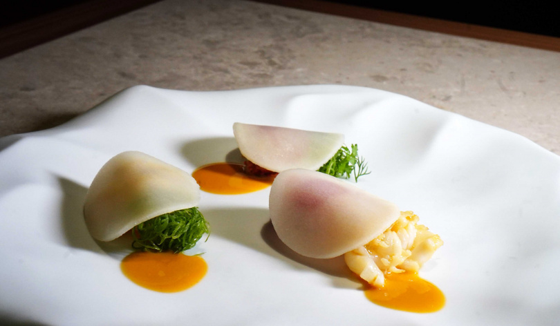 「鮮琢」第一吃為「冷盤」，先品嘗富有草本清香的兩捲，再入口搭配油封番茄的這一捲。（圖／魏妤靜攝）