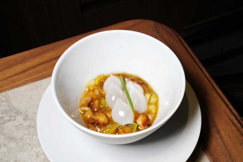 以清燙珍珠洋蔥與蝦夷蔥點綴的「毋甘鹹」，被稱為如同華人版的「親子丼」。（圖／魏妤靜攝）