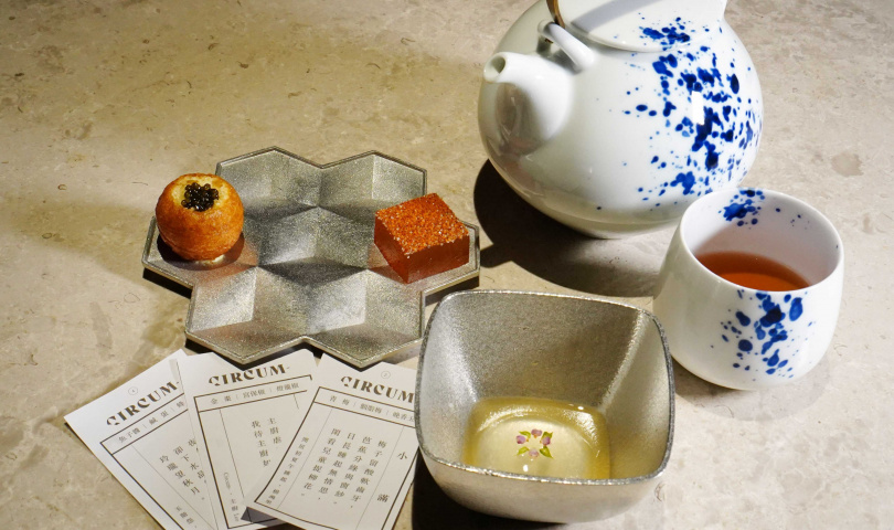 「結好果」會端上結合籤詩、三品一組的茶點，本季茗茶還可選擇「阿里山蜜香烏龍」或如圖的「糯香普洱」。（圖／魏妤靜攝）