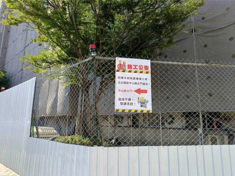 彰化縣政府第一行政大樓進行耐震補強，工程進行到縣府側門，側門外現已架起圍籬，禁止人員出入，也張貼公告請洽公民眾從中山路正門進出。（圖／報系資料照）