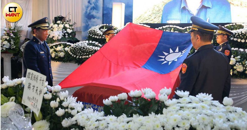 喪屍菸彈害2名英勇員警殉職，三重警分局員警黃瑋震遭毒駕撞死，以國旗覆棺下葬，在家屬心中留下永遠的哀慟。（圖／趙世勳攝）