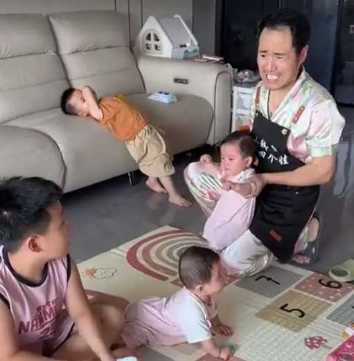 雖然喊累,這位年輕父親仍用耐心與愛撐起家庭。(圖/翻攝自觀察宇宙)