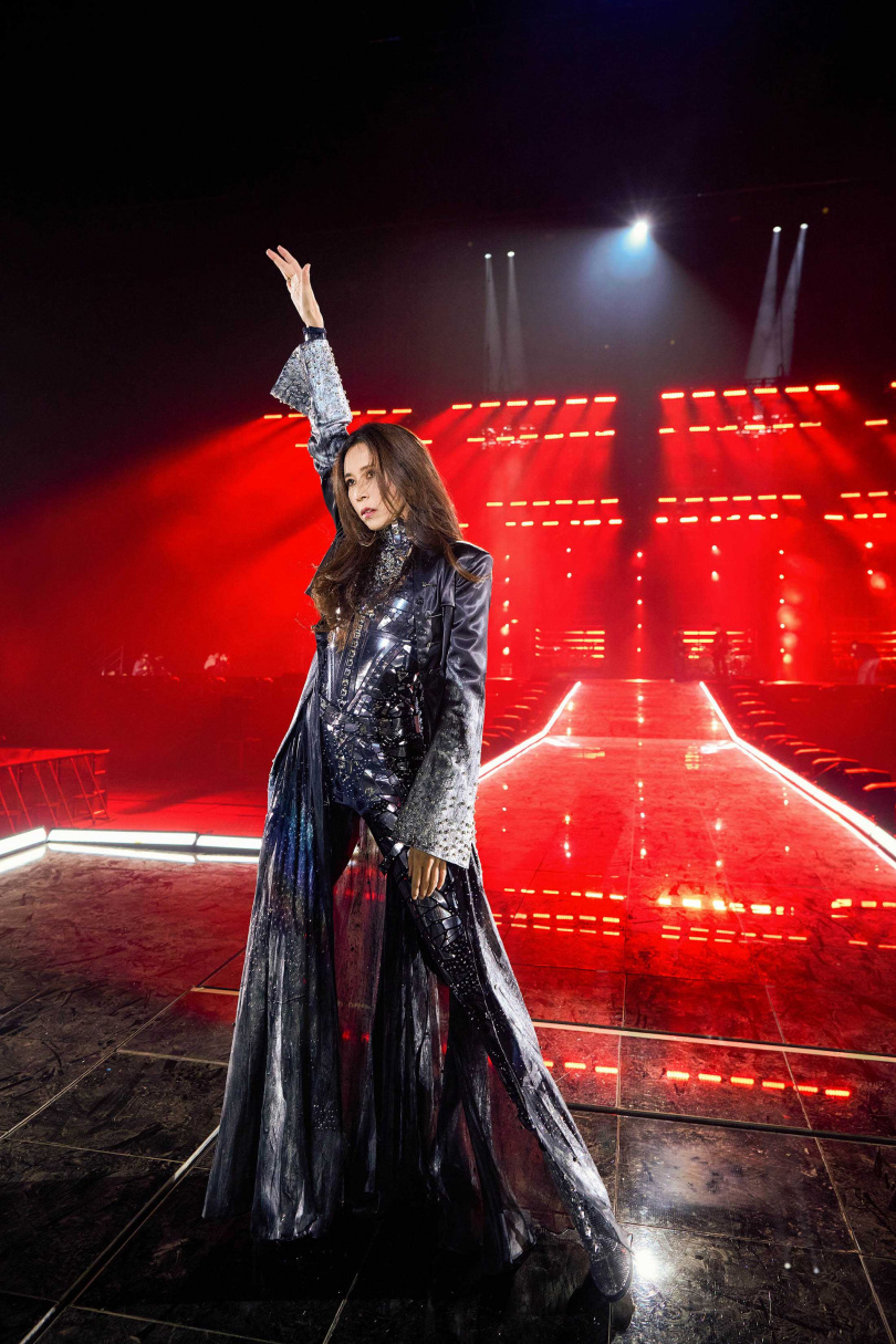 《Karen Mok & The Masters》專輯承接了莫文蔚「大秀一場」演唱會的藝術能量。(圖/地球娛樂提供)