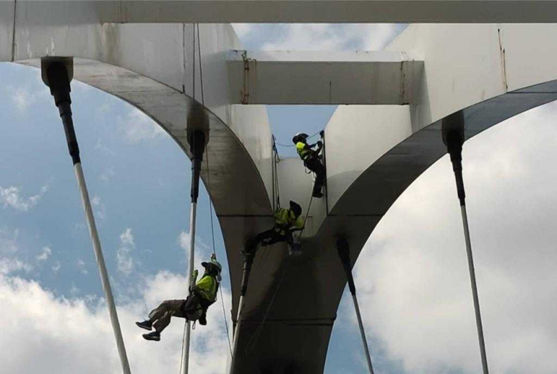 新北市高灘處安排俗稱「蜘蛛人」具專業證照的高空繩索技術人員進行銲道改善作業。（圖／新北市高灘處提供）