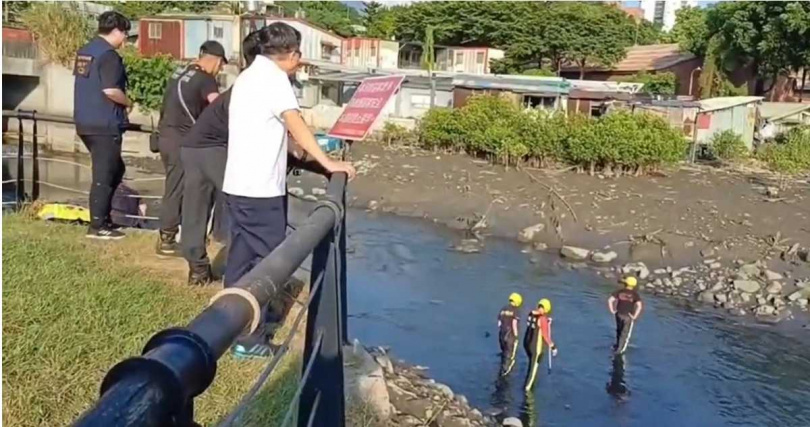 警方在淡水河畔打撈未果。(圖/翻攝畫面)