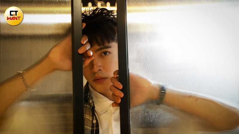 養了貓咪後，黃新皓認為最大的改變是多了甜蜜的負擔。（圖／侯世駿攝）