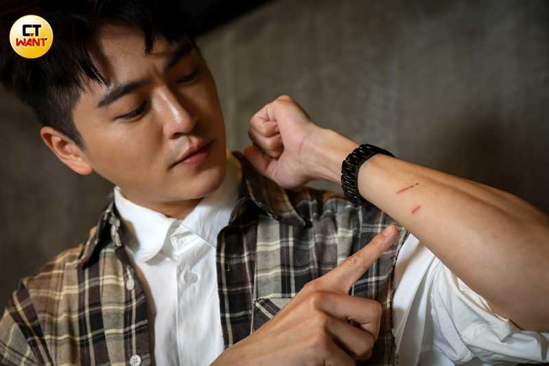 被收編之後秋咪第一次出門，顯得有點緊張還把他抓傷。（圖／侯世駿攝）