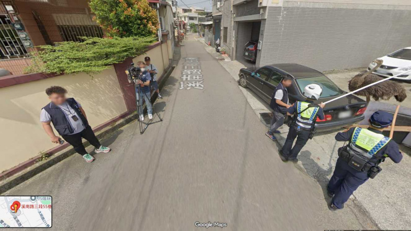 員警後方還有攝影機在拍攝。(圖/翻攝自Google map)