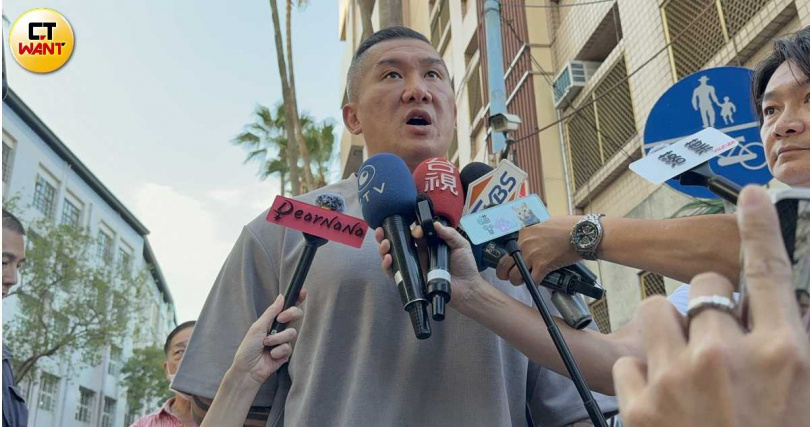 館長下午4時40分抵達新北地檢署複訊。（圖／沈建邦攝）