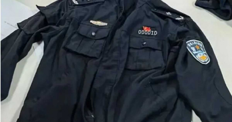 張姓男子身穿假警服、偽裝高階警官身分，進入派出所妄圖指揮辦案，被警方識破後依法拘留。（圖／警方提供）