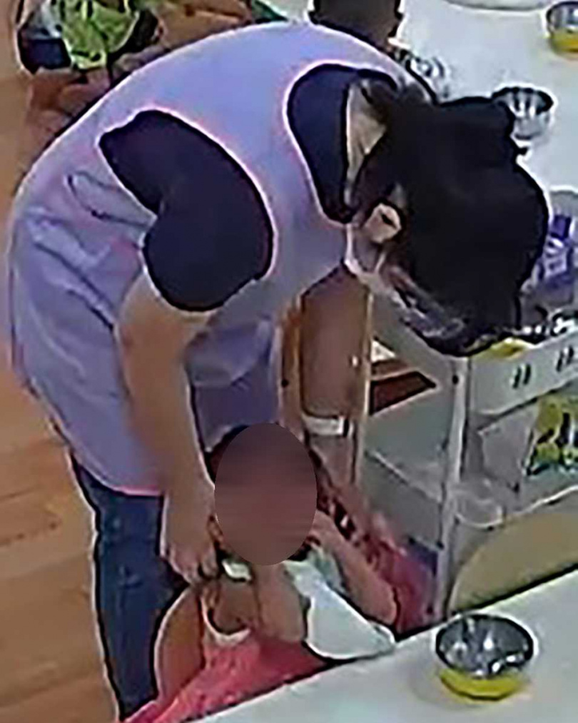 監視器清楚錄下公托老師大力掐捏孩童臉部暴行,她卻辯稱並非故意,檢察官最終竟只以「過失罪」起訴。(圖/投訴人提供)