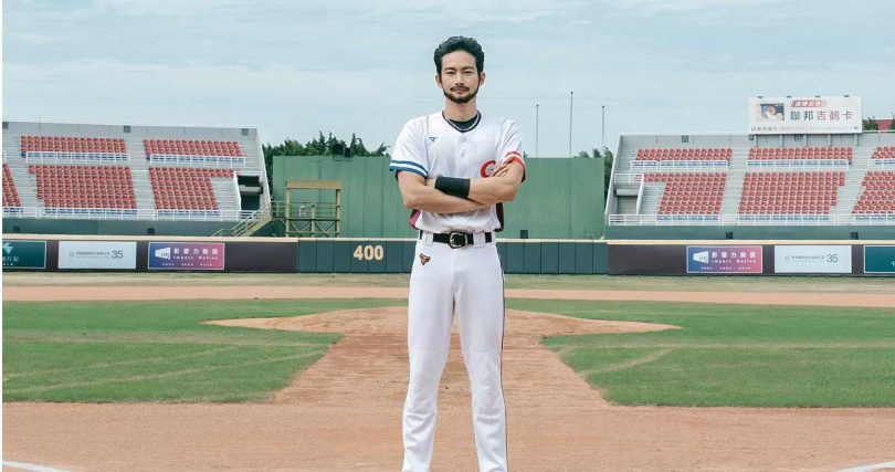 張庭瑚以濃密鬍子詮釋旅美球員林家正，造型引發網友熱議。（圖／瀚草文創）