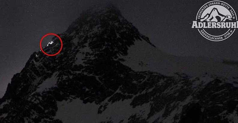 攝影機拍下兩名登山者於傍晚登頂途中亮起頭燈，成為調查關鍵畫面。（圖／擷取自當地登山監視系統）