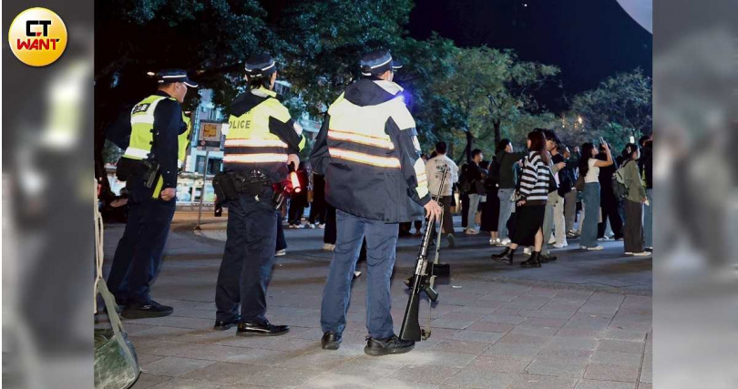 由於剛發生隨機殺人事件，警方持長槍加強維安。（圖／吳孟倫攝）