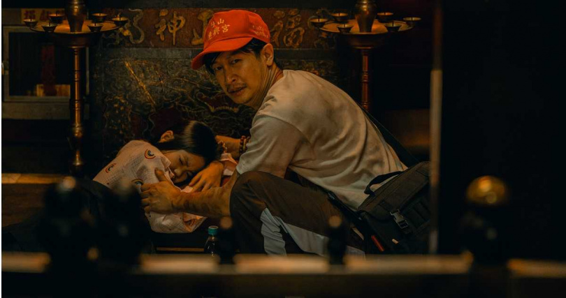 《整形過後》邱凱偉（右）求助民俗療法，帶女兒黃歆庭（左）逃院正面槓上醫療團隊。（圖／六魚文創）