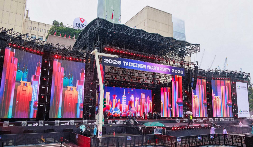由中視、中天共同製播的「2026臺北最HIGH新年城跨年晚會」，舞台聲光效果極具震撼。（圖／中視提供）
