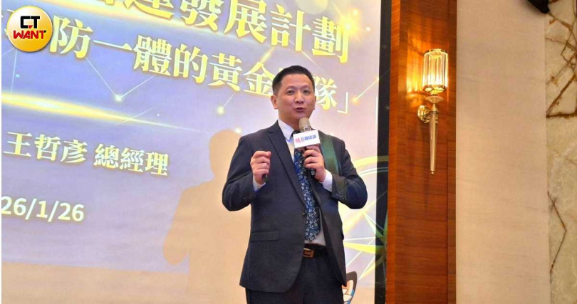 總經理王哲彥喊出2026年全年營收目標100億元、每股盈餘挑戰10元的「雙十目標」。(圖/林榮芳攝)