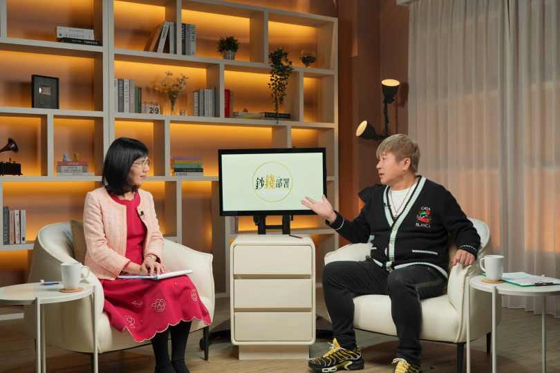 主持人盧燕俐(左)與胡瓜提醒觀眾人生最值得投資的是自己。(圖/華視提供)