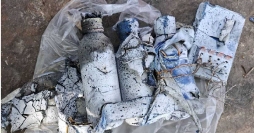 警方確認為自製即興爆裂裝置,由4個玻璃瓶組成。(圖/翻攝自臉書,MrSomyot Wongsudawan)