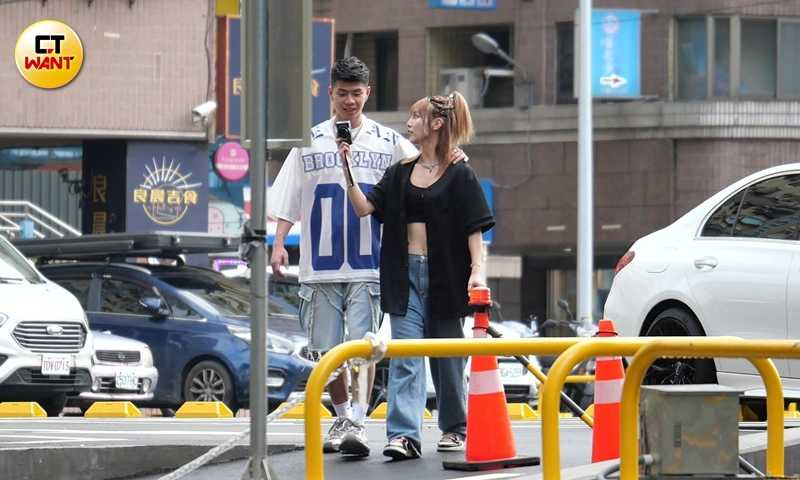 陳孝榕和草莓互攝完後，男生搭著草莓的肩，看著照片露出滿意的笑容。（圖／本刊攝影組）