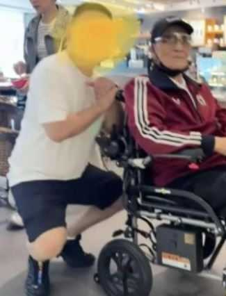 謝賢今年4月才被拍到現身咖啡店，雖然身形明顯消瘦，出入需依靠輪椅及拐杖，但精神狀況還不錯。（圖／翻攝自微博）