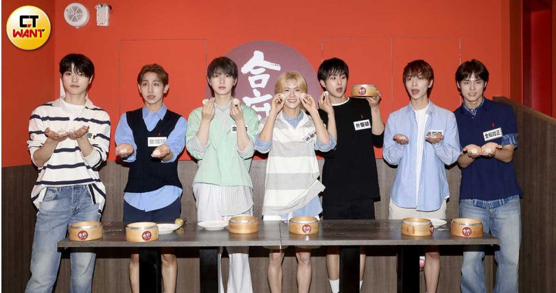NEWBEAT體驗包小籠包。(圖/侯世駿攝)