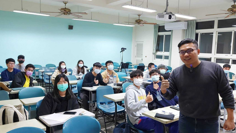 張旭教學方法活潑新穎,他還曾環島到各大學免費上微積分,得到眾多學生肯定。(圖/翻攝畫面)