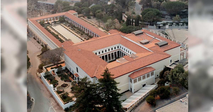 野火來勢洶洶,當局發布最新疏散令,其中珍藏價值非凡藝術品的「蓋蒂博物館」也在示警範圍內。(圖/擷取自Facebook/Getty)