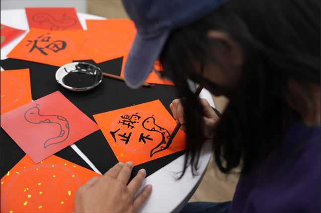 「大師春聯，好運添鄰」於信義房屋內湖店舉辦現場亦準備毛筆供民眾揮毫，再領取具紀念意義的春聯回家。（圖／信義房屋）