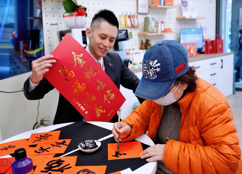信義房屋內湖店經理程紹幃表示，春聯不僅承載著新年祝福的美好寓意，也象徵了團圓與希望，透過文化與鄰里互動，不只增進社區居民之間的情感聯繫，也讓更多人感受到春聯文化的獨特魅力（圖／信義房屋）