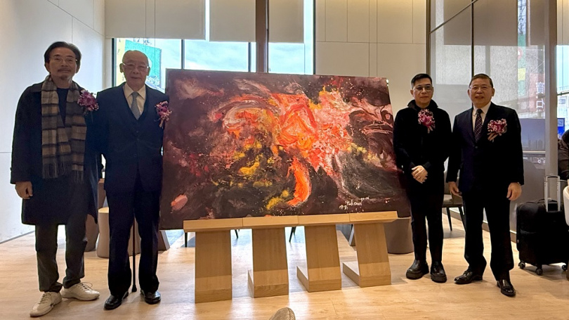 茂德建設「都廳大院」舉辦陳釙贈個人油畫展，前監察院院長錢復（左2）也到場。（圖／東森財經新聞張琬聆攝）