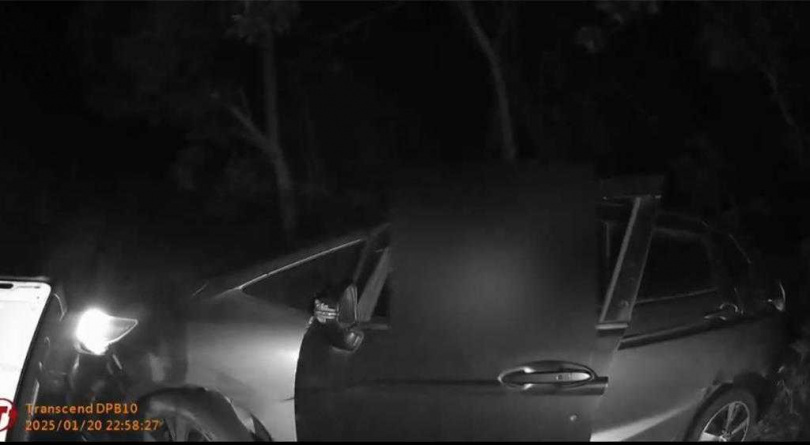 彰化2名民眾日前開車前往松柏嶺途中,因誤信導航在山區迷航,想掉頭時,車輪卻不慎卡進山溝中進退不得,只好向警方求救。(警方提供/葉靜美彰化傳真)