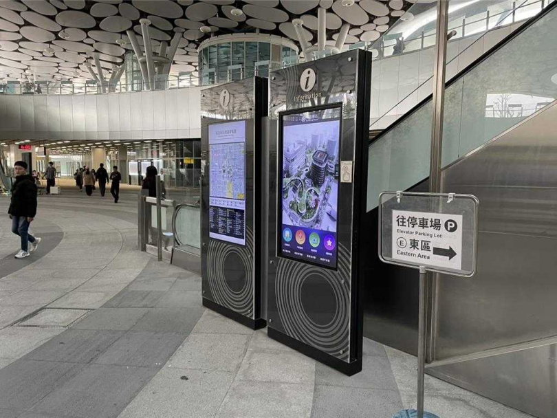 高雄車站停車場缺乏指標引發旅客抱怨，鐵道局、台鐵公司著手改善，並設置臨時牌面協助指引旅客。（圖／中國時報記者任義宇攝）