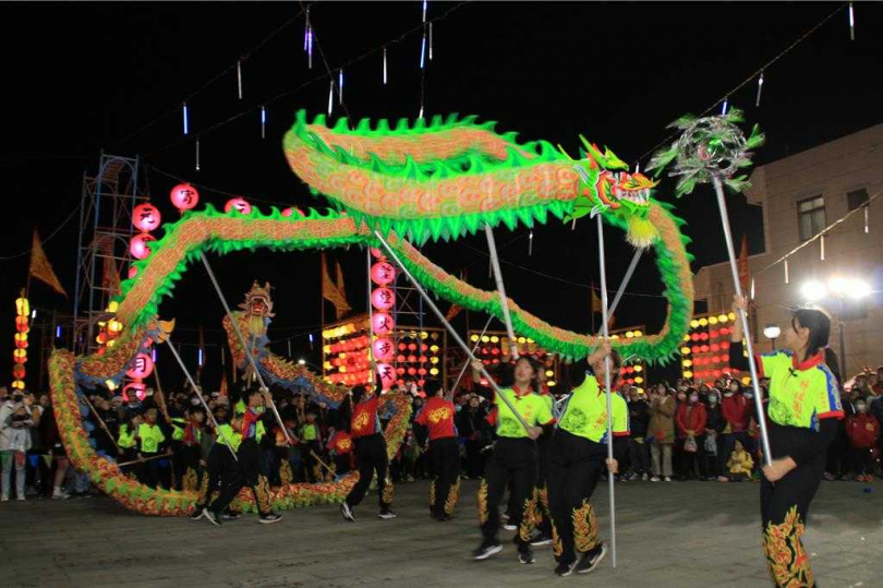 2025年2月14日澎湖縣/因春雨攪局,澎湖外垵溫王宮的元宵戶外活動,史上頭一遭延後2天,至14日(正月十七)晚才登場,圖為外垵國小競技龍表演。(圖/中國時報許逸民攝)