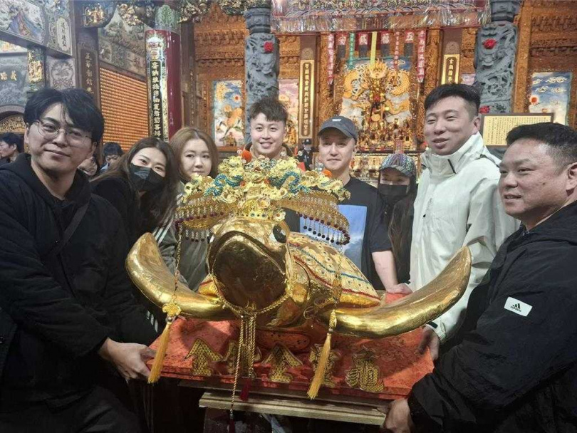 2025年2月14日澎湖縣/澎湖山水上帝廟的430兩黃金龜,14日深夜由滿福職人賓士旅遊車隊歐軒維連莊。(圖/中國時報許逸民攝)