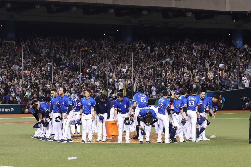 中華隊拿到2026年經典賽正賽資格，賽後全員向現場球迷鞠躬。（圖／中國時報杜宜諳攝）