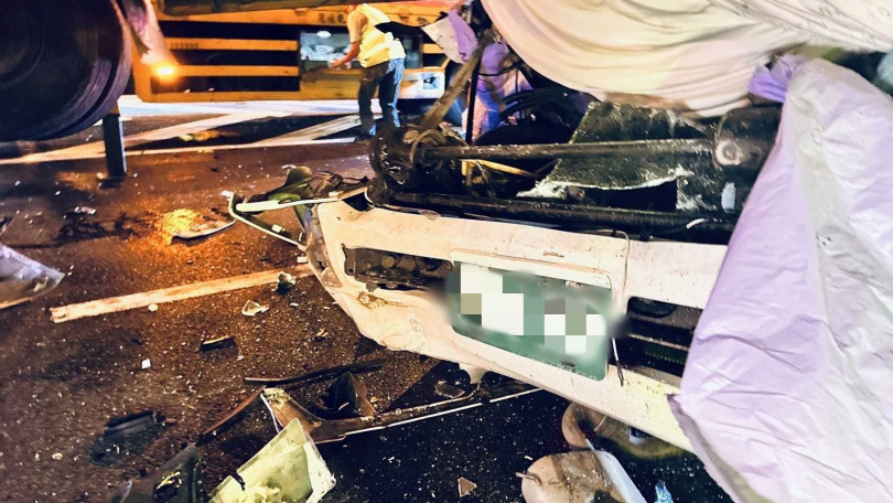 小客車翻覆變形。（圖／翻攝記者爆料網）