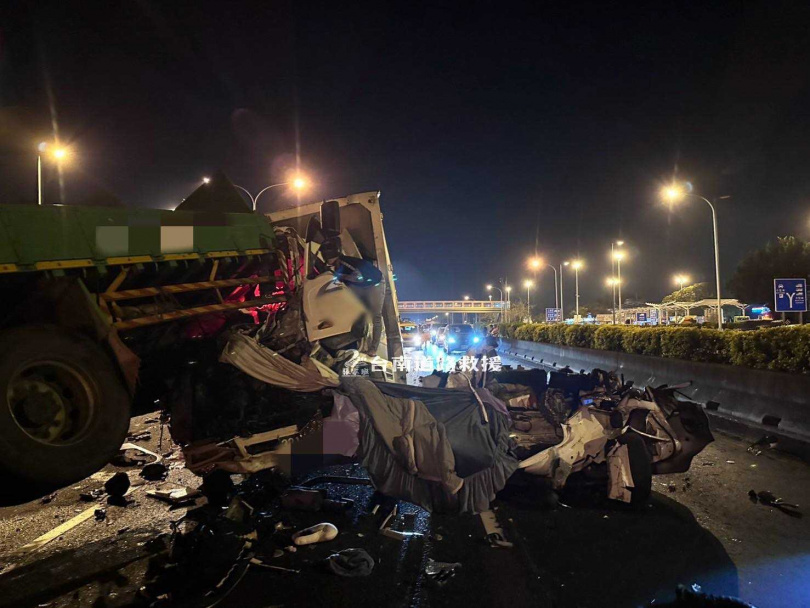 大貨車車頭幾乎全毀。（圖／台南道路救援（張家班）臉書）