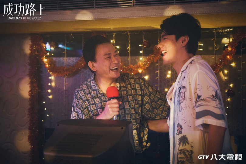 李程彬（右）與王識賢（左）的父子情感轉折，連導演看了都淚崩。（圖／八大電視）