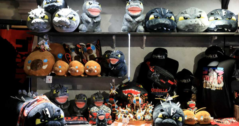 遠雄海洋公園哥吉拉周邊商品(圖/遠雄海洋公園提供)。