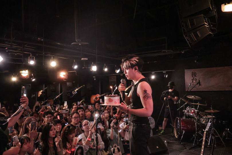 工作人員準備生日蛋糕提前為陳德修慶生。（圖／陳德修工作室提供）