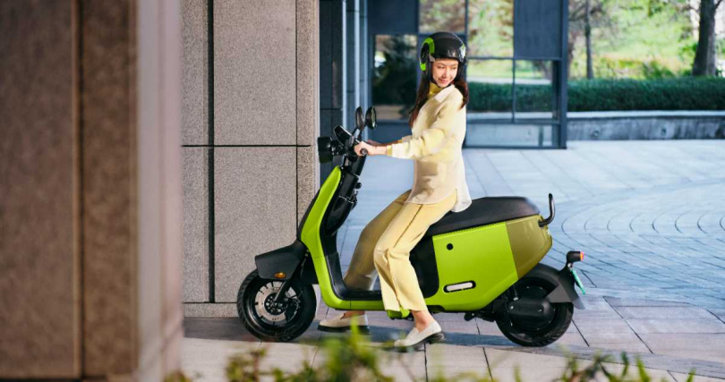 一鍵倒車超輕鬆!Gogoro EZZY 搭載倒車輔助功能與省力中柱,停車不費力,輕鬆應對斜坡與狹窄空間。(圖片提供/Gogoro)