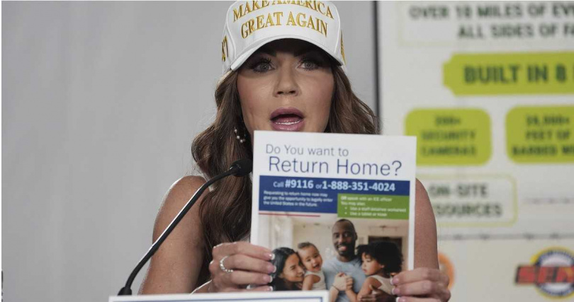 遭遣返非法移民在飛機上當場自殘「吃自己」,行徑震驚美國執法單位。(圖/達志/美聯社)