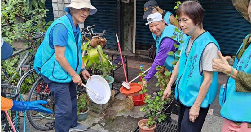 為防範登革熱疫情發生，新北市中和區公所於5日全區動員大孳清。（圖／中和區公所提供）