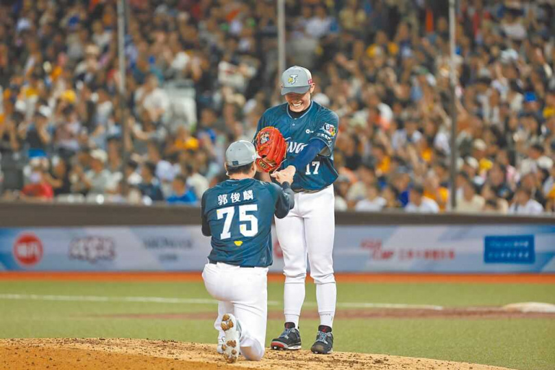 郭俊麟（前）與陳冠宇（後）上演以假求婚真換投橋段。（圖／中國時報杜宜諳攝）